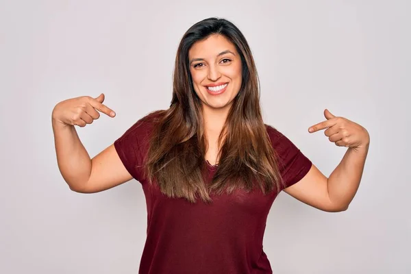 Mujer Hispana Joven Vistiendo Camiseta Casual Pie Sobre Fondo Aislado — Foto de Stock