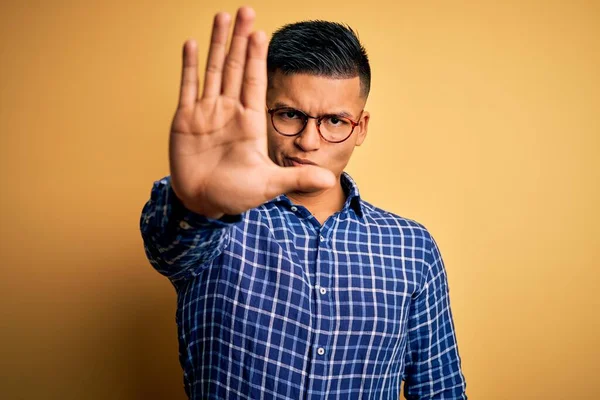 Mladý Pohledný Latinskoamerický Muž Neformální Košili Brýlích Žlutém Pozadí Přestane — Stock fotografie