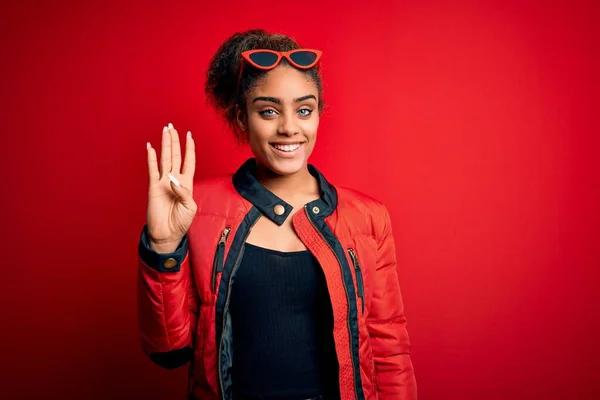 Hermosa Chica Afroamericana Vistiendo Chaqueta Roja Gafas Sol Sobre Fondo —  Fotos de Stock