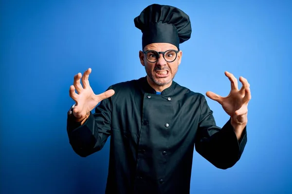 Mladý Pohledný Kuchař Kuchařské Uniformě Klobouku Přes Izolované Modré Pozadí — Stock fotografie