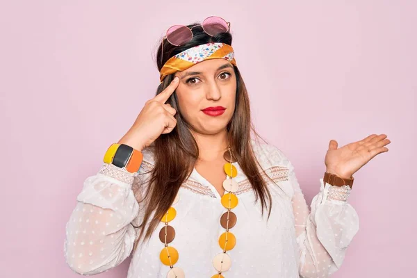 Joven Hippie Hispana Vestida Con Estilo Boho Moda Gafas Sol —  Fotos de Stock