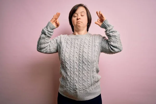 Junge Frau Mit Syndrom Trägt Lässigen Pullover Über Isoliertem Hintergrund — Stockfoto