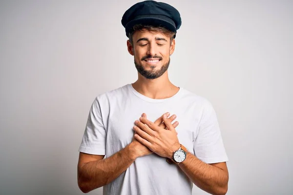 Jonge Chauffeur Met Baard Met Hoed Geïsoleerde Witte Achtergrond Lachend — Stockfoto