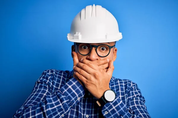 Young Handsome Engineer Latin Man Wearing Safety Helmet Isolated Blue — Stock Photo, Image