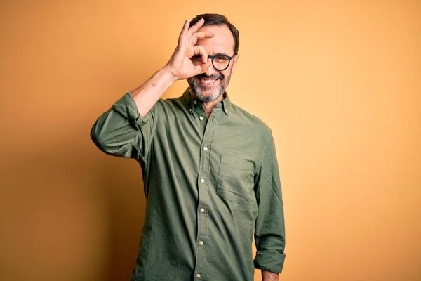 Middelbare Leeftijd Haveloze Man Dragen Casual Groene Shirt Bril Geïsoleerde — Stockfoto