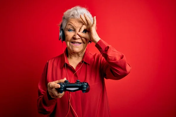 Senior Beautiful Grey Haired Gamer Woman Playing Video Game Using — Stock Photo, Image