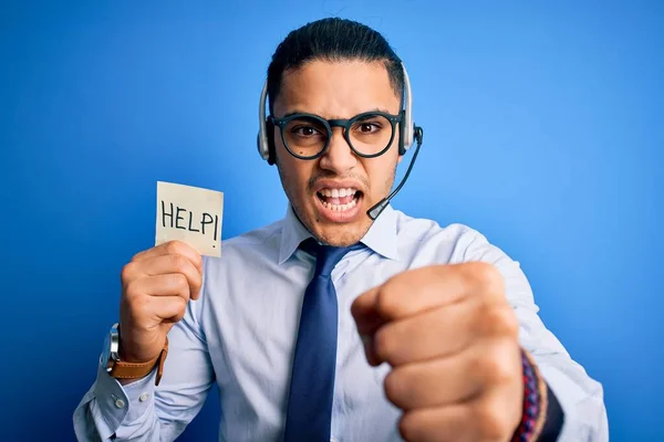 Jovem Brasileiro Agente Call Center Homem Sobrecarregado Segurando Papel Lembrete — Fotografia de Stock