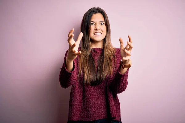 Giovane Bella Ragazza Indossa Maglione Casual Sfondo Rosa Isolato Urlando — Foto Stock