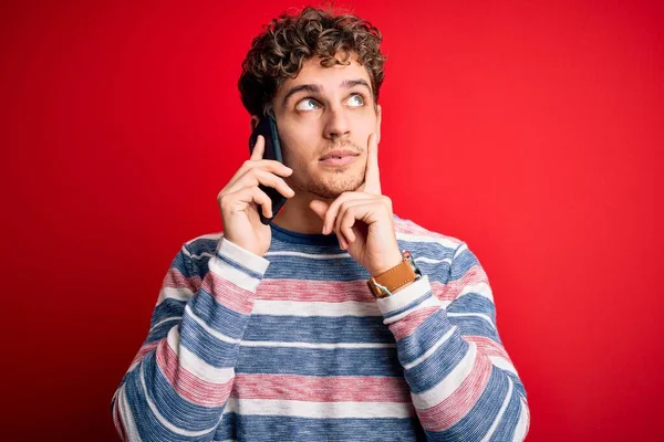 Joven Hombre Rubio Con Pelo Rizado Teniendo Conversación Hablando Por — Foto de Stock