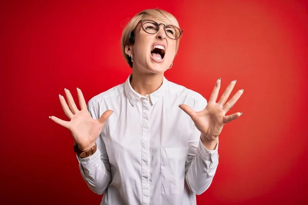 Junge Blonde Geschäftsfrau Mit Kurzen Haaren Brille Vor Rotem Hintergrund — Stockfoto