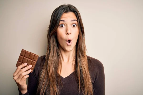 Junge Schöne Mädchen Halten Süße Tafel Schokolade Über Isolierten Weißen — Stockfoto