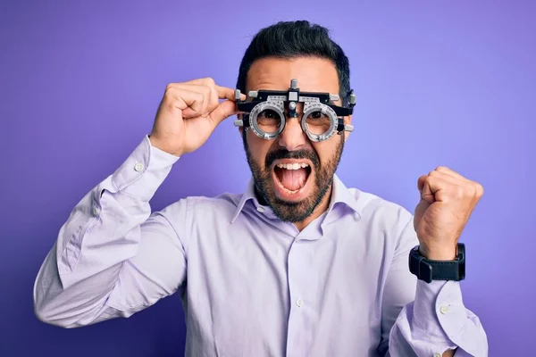 Homem Óptico Bonito Jovem Com Barba Vestindo Óculos Optometria Sobre — Fotografia de Stock