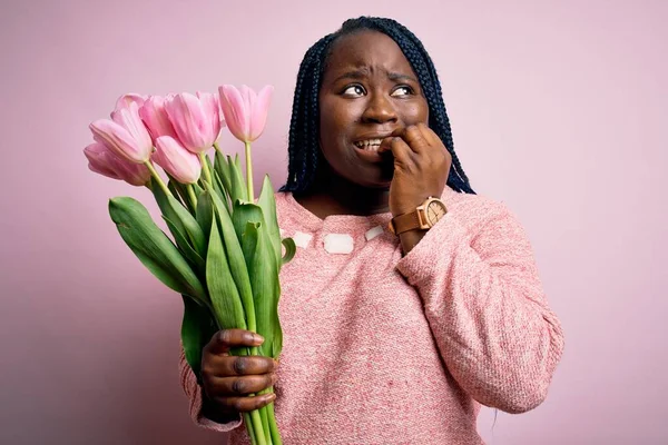 Jeune Femme Afro Américaine Taille Avec Des Tresses Tenant Bouquet — Photo