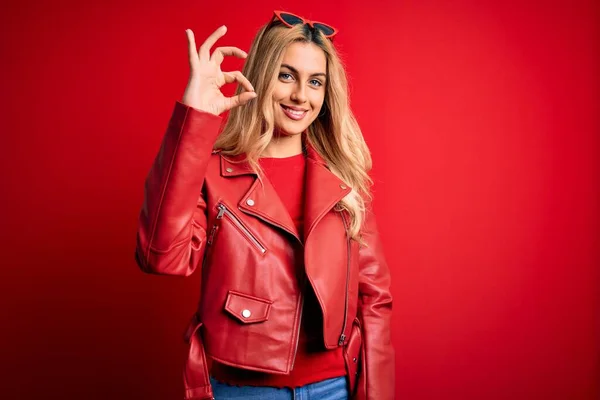 Jonge Mooie Blonde Vrouw Dragen Casual Jas Staan Geïsoleerde Rode — Stockfoto