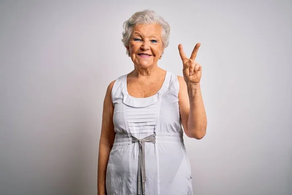 Senior Schöne Grauhaarige Frau Trägt Lässiges Sommerkleid Über Weißem Hintergrund — Stockfoto