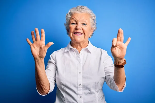 Senior Bela Mulher Vestindo Camisa Elegante Sobre Fundo Azul Isolado — Fotografia de Stock