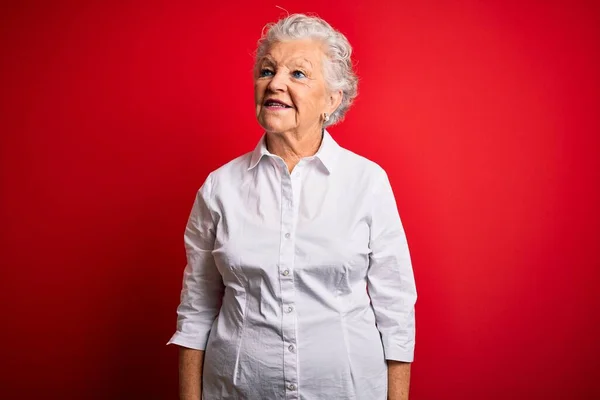 Starší Krásná Žena Elegantní Košili Stojící Nad Izolovaným Červeným Pozadím — Stock fotografie