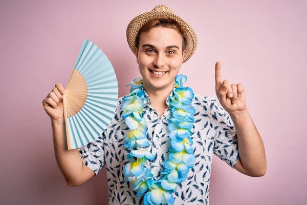 Joven Guapo Pelirrojo Turista Vacaciones Vistiendo Lei Hawaiano Sombrero Usando —  Fotos de Stock