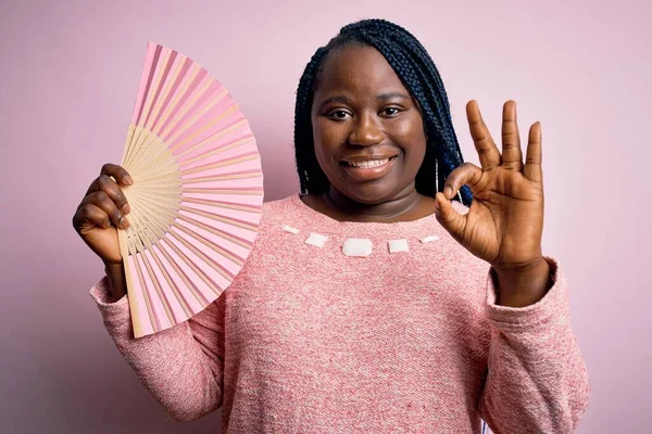 Junge Afrikanisch Amerikanische Size Frau Mit Zöpfen Mit Handfächer Über — Stockfoto