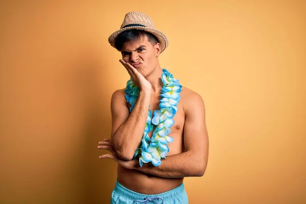 Junger Gutaussehender Touristenmann Urlaub Badebekleidung Und Hawaiianischen Lei Blumen Der — Stockfoto