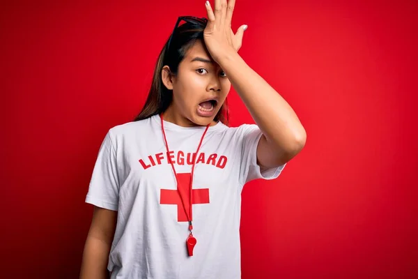 Jeune Fille Sauveteur Asiatique Portant Shirt Avec Croix Rouge Utilisant — Photo
