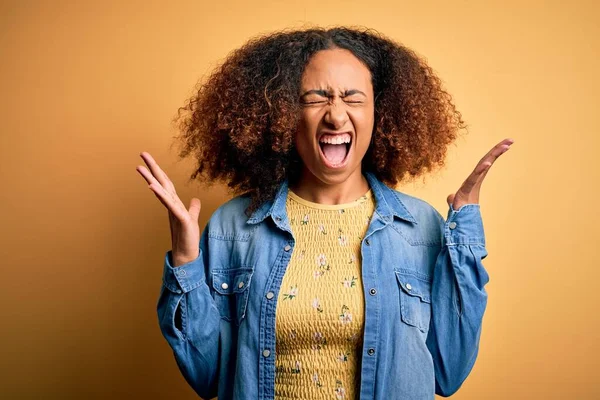 Mladá Africká Američanka Afro Vlasy Sobě Ležérní Džínové Košile Přes — Stock fotografie