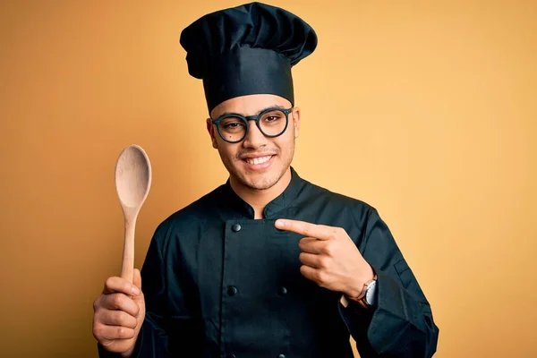 Jonge Braziliaanse Chef Kok Draagt Fornuis Uniform Hoed Met Houten — Stockfoto