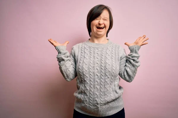 Młoda Kobieta Zespołem Downa Nosząca Luźny Sweter Odosobnionym Tle Świętująca — Zdjęcie stockowe