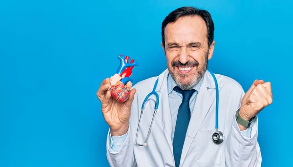 Mężczyzna Średnim Wieku Przystojny Kardiolog Nosi Płaszcz Stetoskop Trzymając Plastikowe — Zdjęcie stockowe