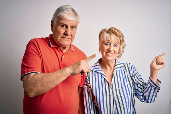 Ältere Schöne Paar Steht Zusammen Über Isolierten Weißen Hintergrund Zeigt — Stockfoto