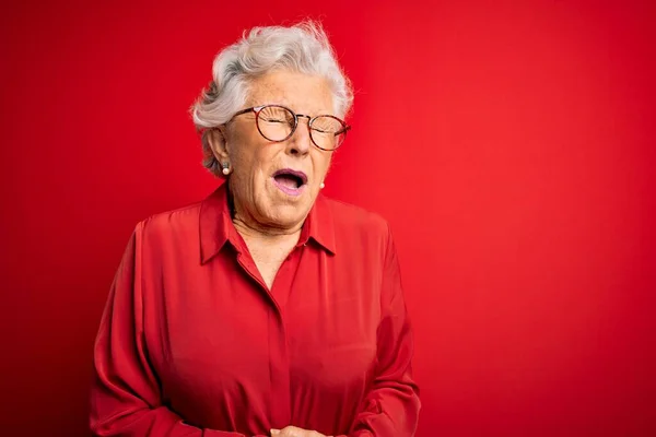 Senior Krásná Šedovlasá Žena Nosí Ležérní Košili Brýle Přes Červené — Stock fotografie