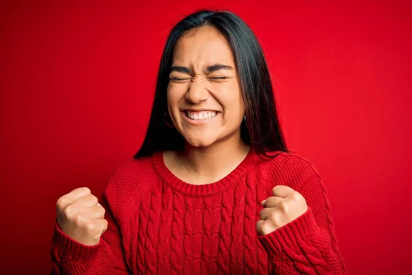 Ung Vacker Asiatisk Kvinna Bär Casual Tröja Stående Över Isolerad — Stockfoto