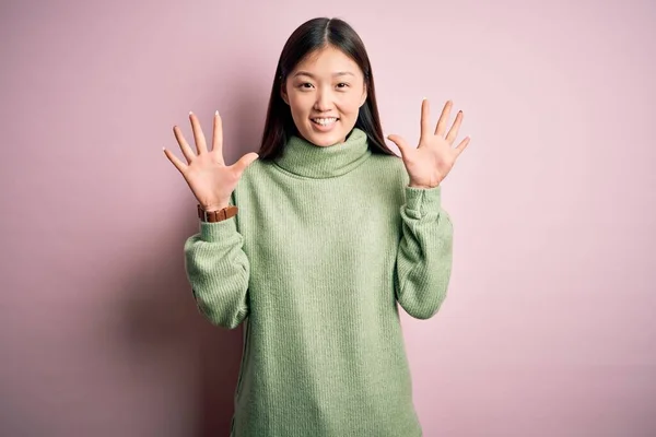 초록색 스웨터를 빛풀린 손가락으로 손가락을 자신감 행복하게 아름다운 — 스톡 사진