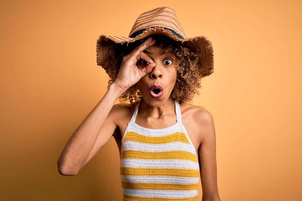 夏の帽子と縞模様のTシャツを着て休暇中に巻きアフリカ系アメリカ人の観光客の女性は驚きの顔でショックを受け 目の指を介して見てOkジェスチャーを行う 不信仰の表現 — ストック写真