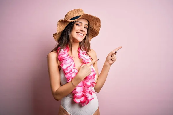 Joven Hermosa Morena Vacaciones Con Traje Baño Flores Hawaianas Lei —  Fotos de Stock