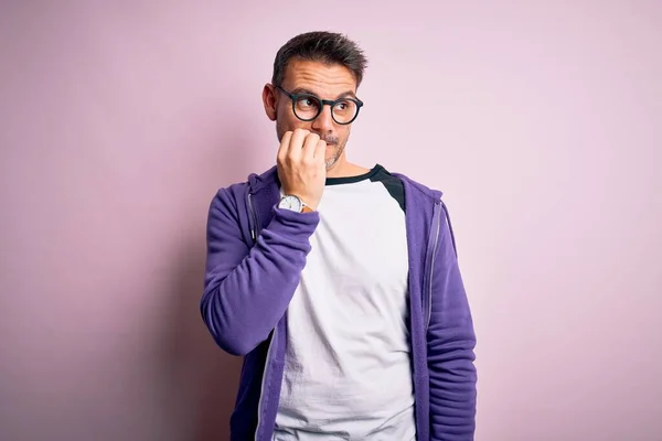 Joven Hombre Guapo Con Sudadera Púrpura Gafas Pie Sobre Fondo — Foto de Stock