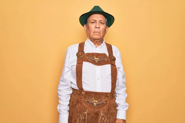 Ανώτερος Γκριζομάλλης Άντρας Που Φοράει Γερμανικό Παραδοσιακό Κοστούμι Οκτώβρη Πάνω — Φωτογραφία Αρχείου