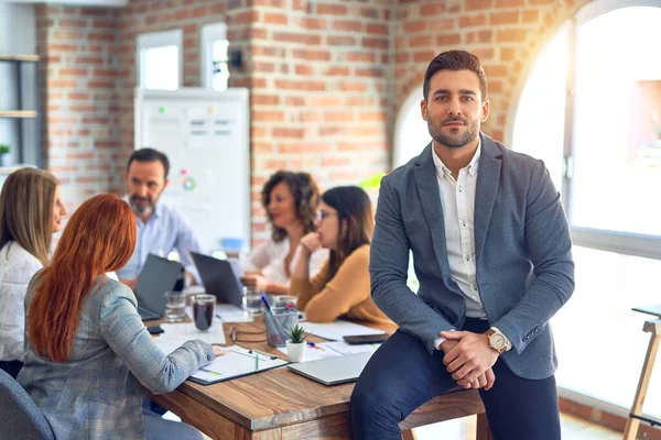 Grupo Trabajadores Empresariales Que Trabajan Juntos Joven Hombre Negocios Guapo —  Fotos de Stock