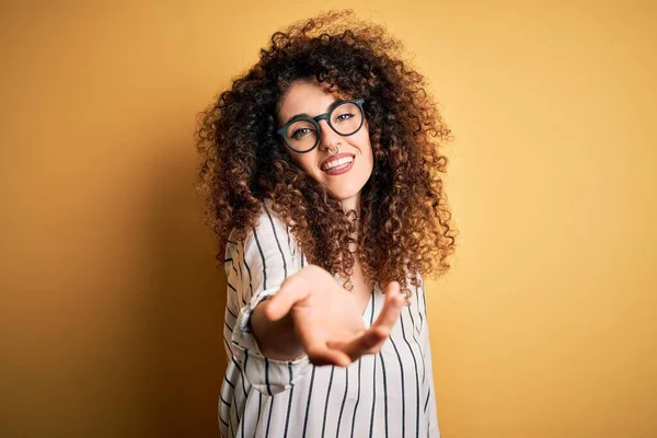 Jonge Mooie Vrouw Met Krullend Haar Piercing Dragen Gestreept Shirt — Stockfoto