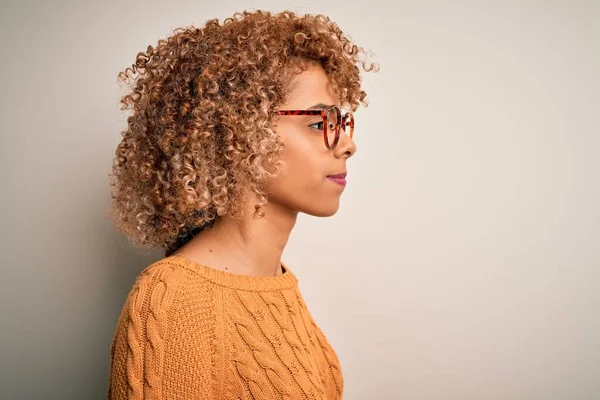 Молодая Африканская Американская Женщина Случайном Свитере Очках Белом Фоне Глядя — стоковое фото