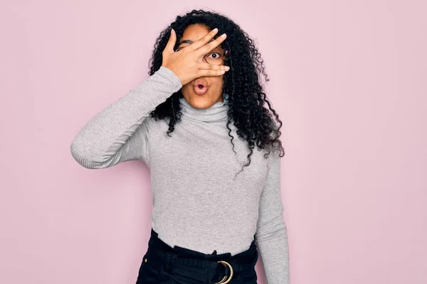 Mujer Afroamericana Joven Con Jersey Cuello Alto Gafas Sobre Fondo —  Fotos de Stock