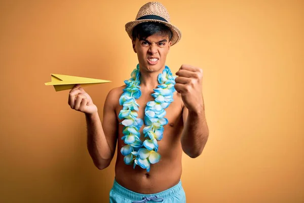 Молодий Турист Відпустці Носить Купальники Квіти Гавайських Леїв Тримають Паперовий — стокове фото