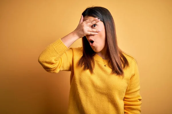 Junge Schöne Frau Lässigem Pullover Über Gelbem Isoliertem Hintergrund Die — Stockfoto