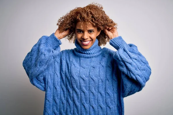 Якась Вродлива Афро Американська Жінка Світильнику Над Білим Фоном Посміхається — стокове фото