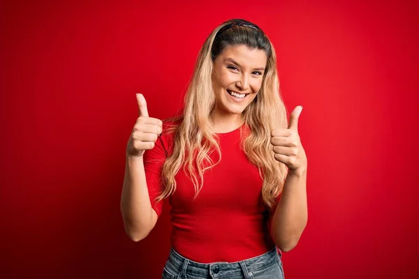 Joven Hermosa Mujer Rubia Con Camiseta Casual Pie Sobre Signo — Foto de Stock