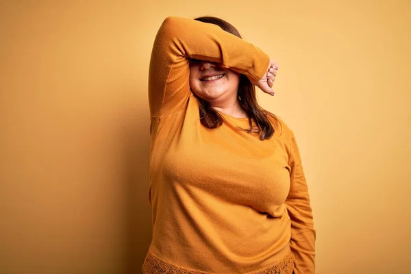 Linda Morena Size Mulher Vestindo Camisola Casual Sobre Fundo Amarelo — Fotografia de Stock