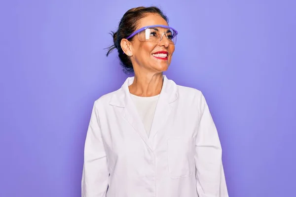 Starší Vědkyně Středního Věku Kabátě Laboratorních Brýlích Purpurovém Pozadí Dívá — Stock fotografie
