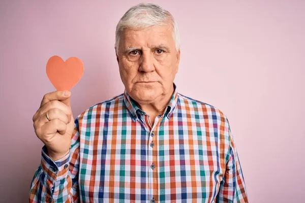 Senior Όμορφος Hoary Ρομαντικό Άνδρα Κρατώντας Κόκκινο Χαρτί Σχήμα Καρδιάς — Φωτογραφία Αρχείου