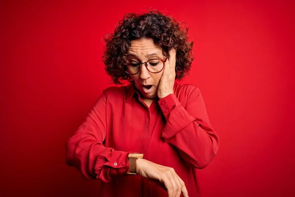 Middelbare Leeftijd Mooie Krullend Haar Vrouw Dragen Casual Shirt Bril — Stockfoto