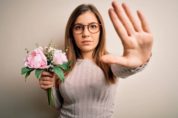 Sarışın Güzel Bir Çiçek Buketini Izole Edilmiş Arka Planda Tutan — Stok fotoğraf